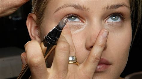 how to avoid makeup creasing